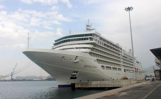 El buque de crucero 'Silver Muse', en el Puerto de Málaga.