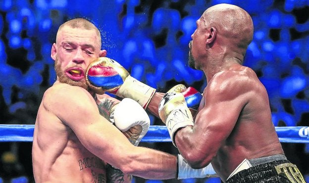 Mayweather conecta un buen directo al rostro de McGregor. :: m. j. r.