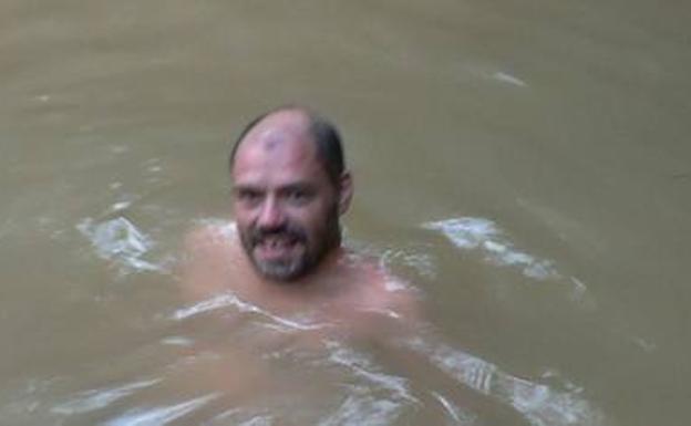 Tras 12 kilómetros caminando por el desierto, Pablo Aranda llegó a un pequeño pueblo en el que pudo refrescarse.