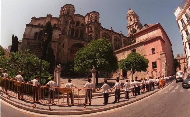 Niños rodeando el templo durante la campaña ‘Salvemos la Catedral’ en 1996.