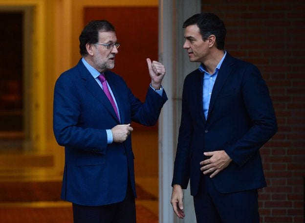 El presidente y el líder del PSOE conversan a las puertas de la Moncloa en julio pasado. :: p. marcou / afp