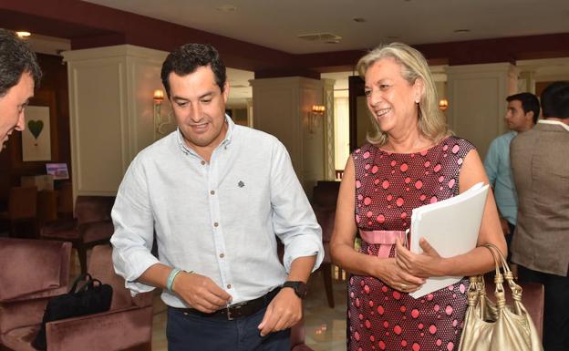 Caracuel, ayer, junto al presidente del PP andaluz, Juanma Moreno Bonilla.