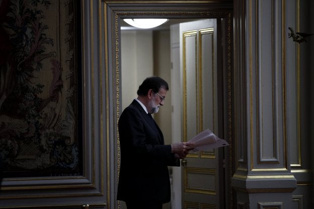 Rajoy lee unos documentos anteayer en el palacio del Eliseo, tras la cumbre europea y africana sobre emigración. :: Y. valat / efe