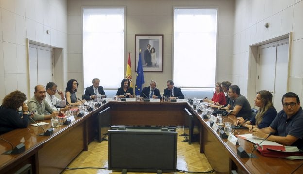 La reunión mantenida ayer entre los responsables de Fomento y AENA y los sindicatos. :: efe