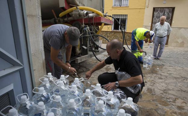 Los trabajadores de la residencia de ancianos llenaron ayer unas 80 garrafas