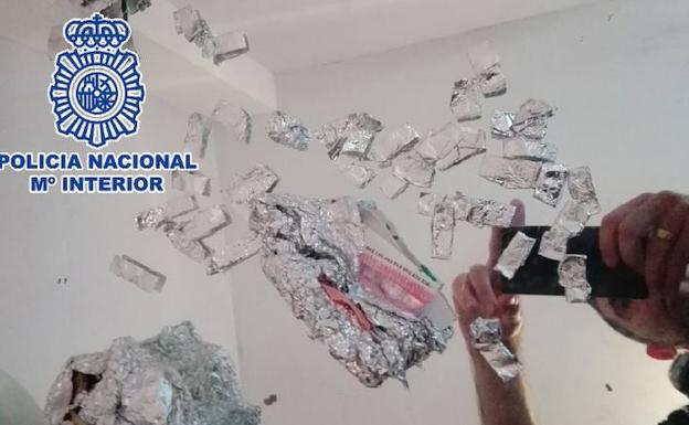 La Policía se incautó de numerosas papelinas de droga.