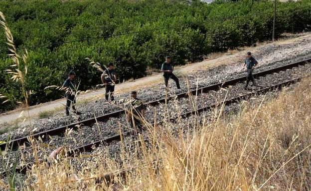 Agentes de la Guardia Civil, en el lugar donde se halló el cuerpo de la menor.