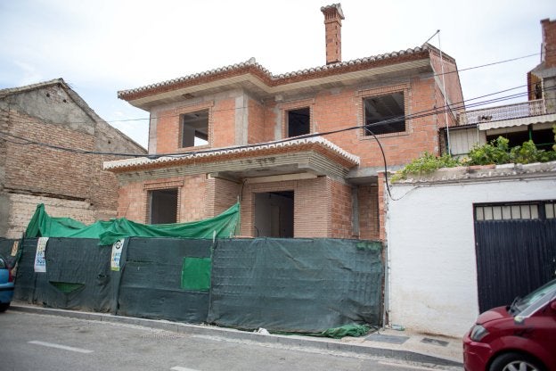 Imagen de la fachada de la casa en la que encontraron unos vecinos a la menor.
