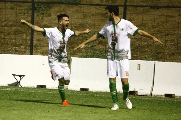 Juanillo celebra con Luis el segundo gol del Antequera, ayer. :: a. j. g.
