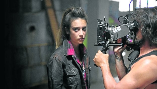 María Pedraza, en pleno rodaje, se desdoblará para dar vida a las dos protagonistas de la serie. :: tve