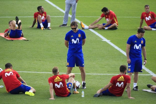 Julen Lopetegui y el malagueño Óscar Caro se dirigen a los internacionales. :: V. L. / EFE