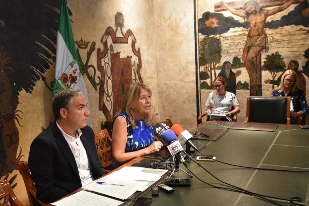 El presidente de la Diputación, Elías Bendodo, ayer, junto a la alcaldesa de Marbella, Ángeles Muñoz.
