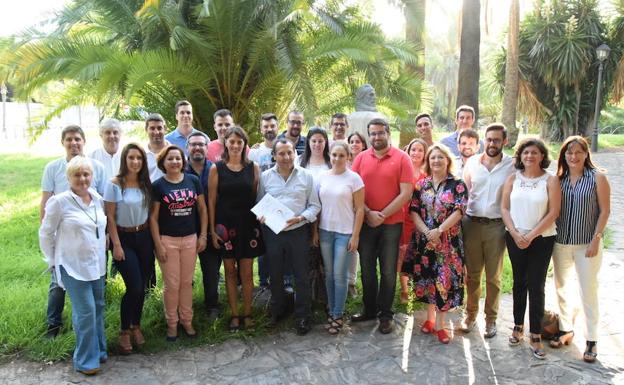 Ruiz Espejo, en el centro, con militantes en la presentación del proyecto.