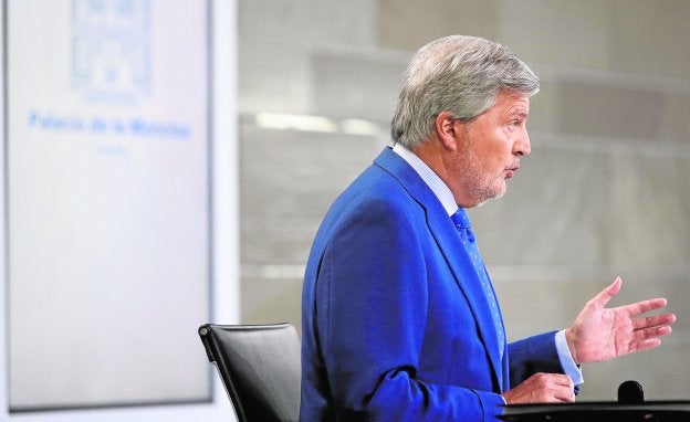 El portavoz del Gobierno, Méndez de Vigo, ayer durante su comparecencia en la Moncloa tras el Consejo de Ministros. :: emilio naranjo / efe