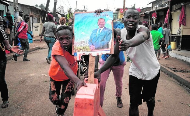 Partidarios de la opositora Superalianza Nacional, de Raila Odinga, celebran el fallo en el barrio Kibera de Nairobi. :: YASUYOSHI CHIBA / afp