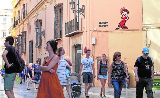 El mosaico de la mujer vestida de gitana instalado en el Palacio Episcopal, declarado BIC, prendió la polémica en Málaga.