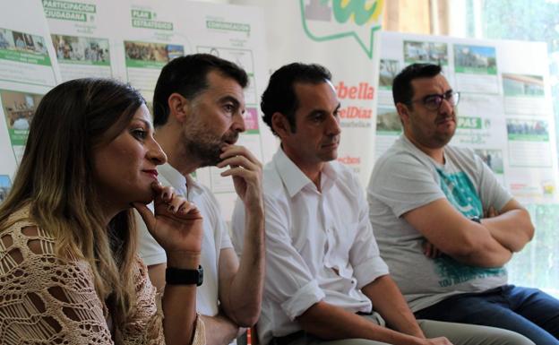 Maíllo junto a los miembros de IU Marbella-San Pedro