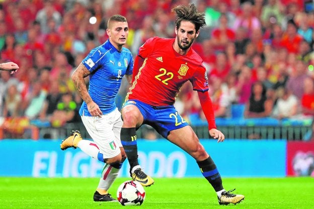 Isco, en acción el sábado y tras dejar atrás a Verratti. :: susana vera. reuters