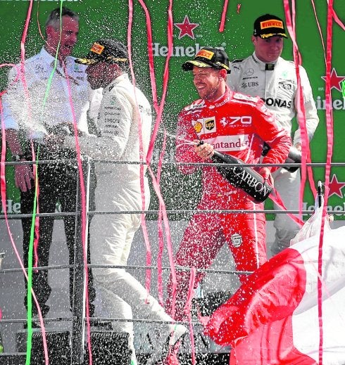 Hamilton, en el podio con Vettel y Bottas. :: efe