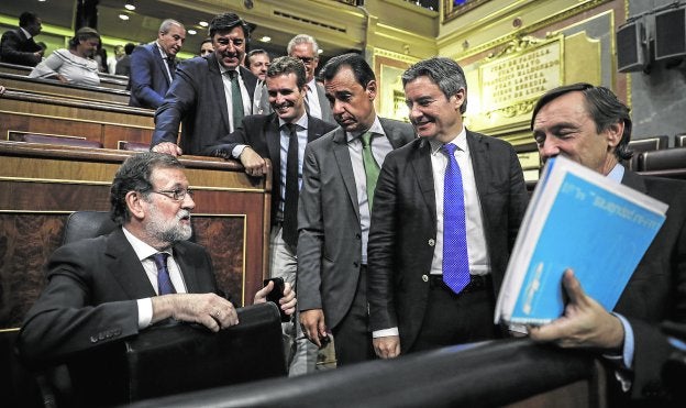 Los diputados del PP pasan por delante de Rajoy tras el pleno del Congreso del pasado miércoles. :: Emilio Naranjo / efe