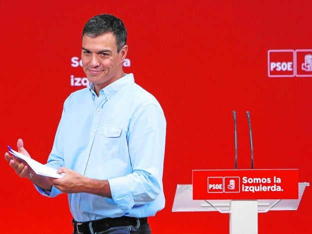 Pedro Sánchez, tras su comparecencia de ayer en la sede federal del PSOE. :: e. naranjo / efe