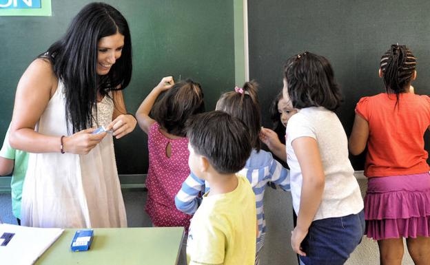 Una profesora, en una clase de Infantil.