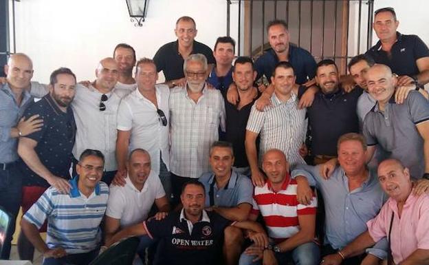 Francisco Martos posa con sus compañeros en el homenaje sorpresa
