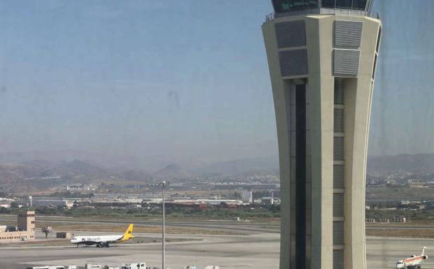 Torre de control del aeropuerto (archivo).