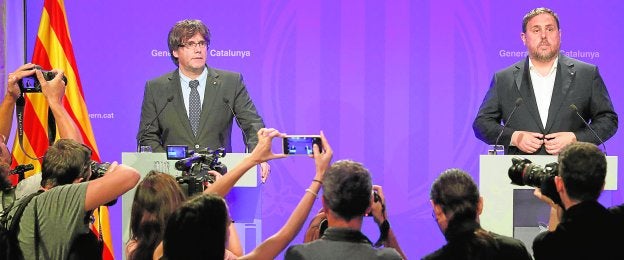 Puigdemont y Junqueras comparecieron ayer en el Palau de la Generalitat para arremeter contra la decisión del Tribunal de Cuentas. :: Toni Albir/ efe