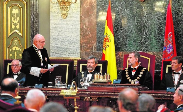 El fiscal general José Manuel Maza (de pie), Carlos Lesmes, Felipe VI y el ministro Rafael Catalá, ayer en el Tribunal Supremo. :: Ángel díaz / efe