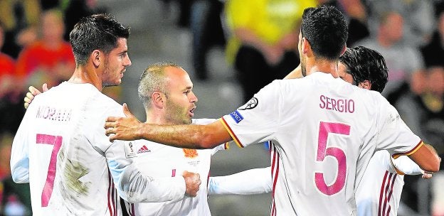 Morata, Iniesta, Busquets e Isco celebran uno de los goles anotados por España ayer, en el estadio Rheinpark de Vaduz. :: Gian Ehrenzeller. EFE