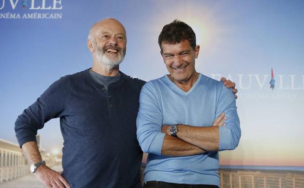 Antonio Banderas, con el director inglés Michael Radford, en la presentación.