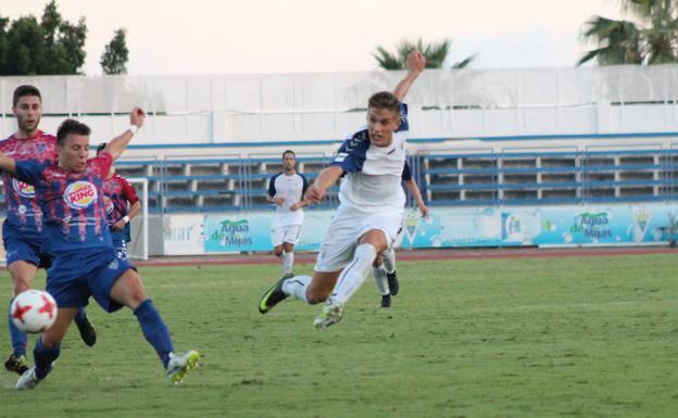 Corpas remata para hacer el gol del Marbella.
