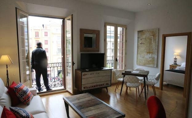 Interior de una vivienda turística de la capital malagueña.
