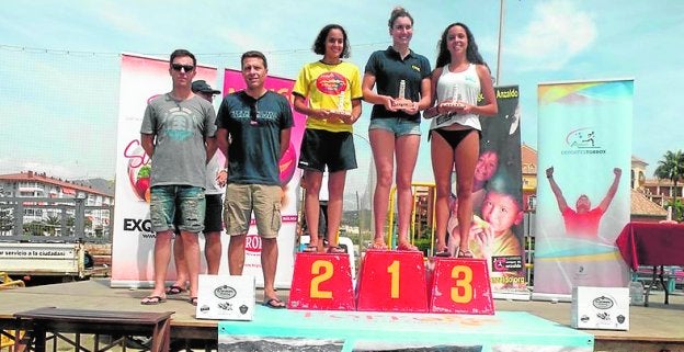 Podio femenino, con Fátima Souissi, Paula Ruiz y Zayra Cayuela. :: E. C.