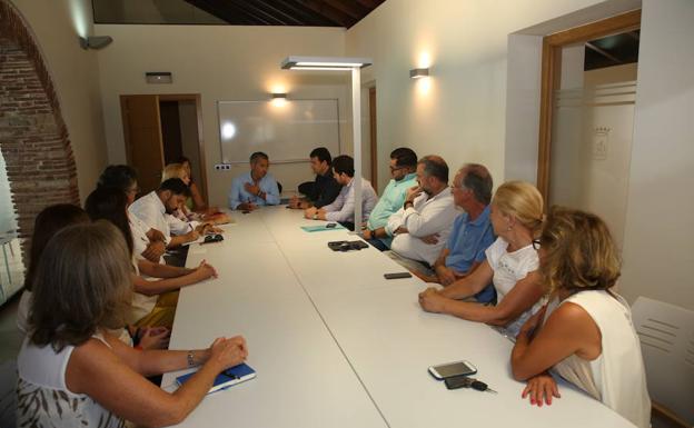 Los ediles Díaz y Garre, ayer con los representantes de las asociaciones empresariales.