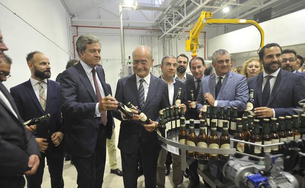 Autoridades y directivos de Damn pasean por la fábrica.