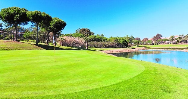 Los campos de Islantilla Golf Resort destacan por su integración con el medio natural y su respeto a la biodiversidad de la zona. :: sur