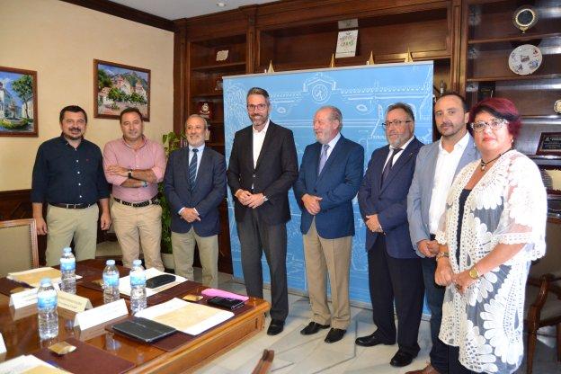 Maldonado, Villalobos y Villanova, junto a los otros miembros de la FAMP, en la reunión de ayer. :: i. g.