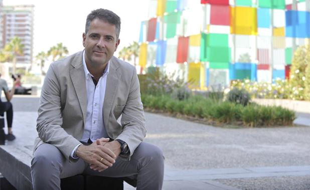Carlos Conde, portavoz del equipo de gobierno, con el Centro Pompidou al fondo.