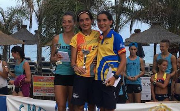 Las hermanas Belén y Eva Infantes Rojas, junto a Paula Ramírez, en la Media Legua de Burriana.