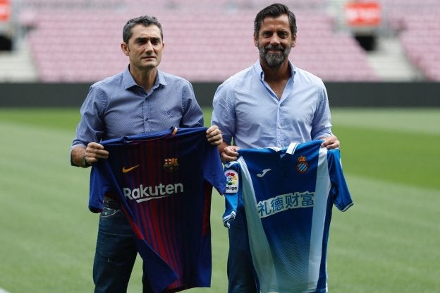 Ernesto Valverde y Quique Flores, técnicos del Barcelona y el Espanyol, posaron ayer. :: a. garcía. efe