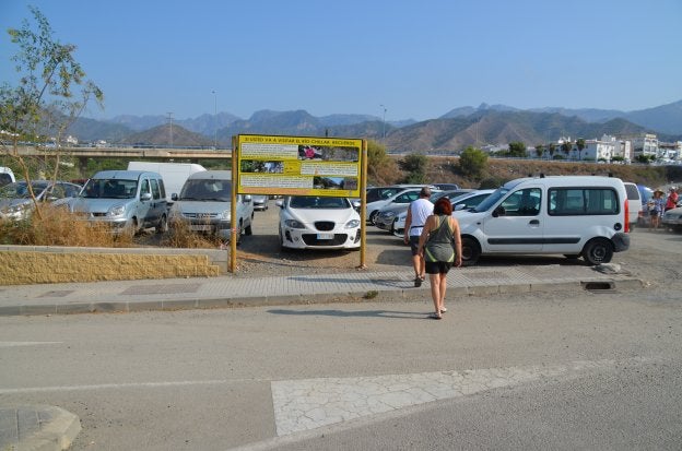 En el aparcamiento del río Chíllar se ha colocado un cartel sobre la ruta de Los Cahorros.