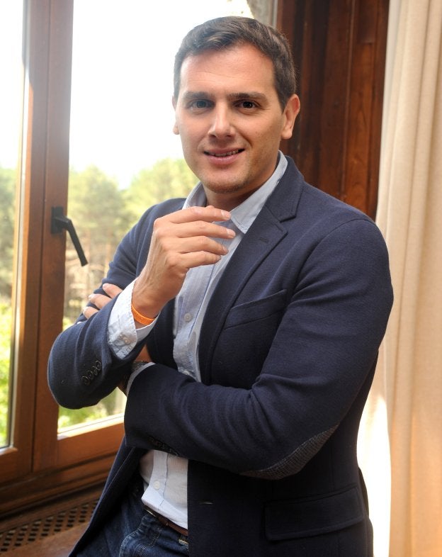 Rivera, en la sala del Parador de Gredos, donde se reunieron los Padres de la Constitución. :: Fran jiménez