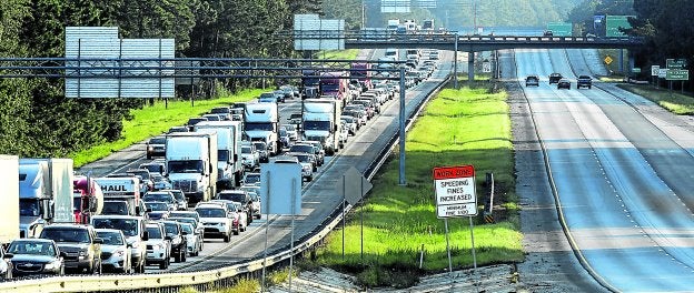 La evacuación masiva de Florida generó importantes atascos por carretera. :: afp