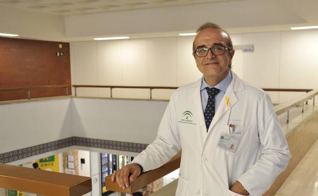 Jesús Jiménez, en la primera planta del Materno Infantil, hospital en el que dirige la unidad de obstetricia y ginecología.