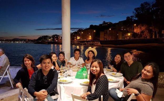 Un grupo de blogueros asiáticos, en un restaurante de Málaga en una acción de promoción.
