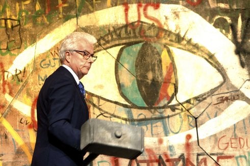 Ken Follett, en una de sus visitas a España, donde su última novela se pone mañana a la venta. :: EFE