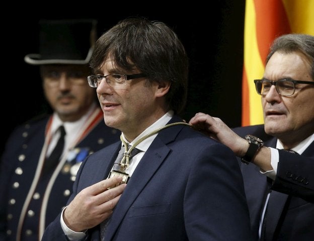 Mas da el relevo a Puigdemont como presidente. :: Albert Gea / reuters