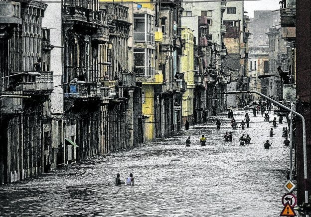 El agua inunda una calle del centro de La Habana. :: YAMIL LAGE / afp